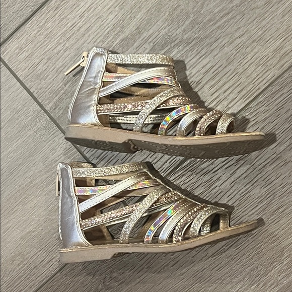 Olive & Edie Gladiator Style Shoes Girl’s Size 8 Strappy, Zipper, Gold, Sparkly - Picture 4 of 12